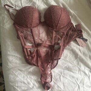 Elegant Lace Bodysuit g string Victoria Secret NEW in Mauve